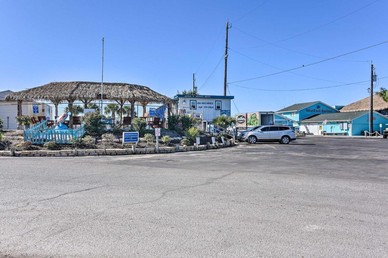 Oceanfront Galveston Home - Walk To Beach! 외부 사진