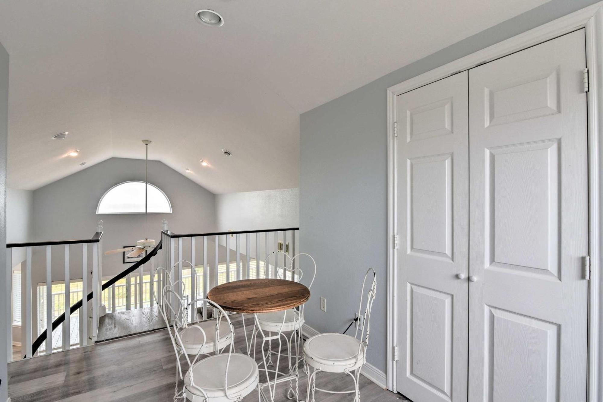 Oceanfront Galveston Home - Walk To Beach! 외부 사진