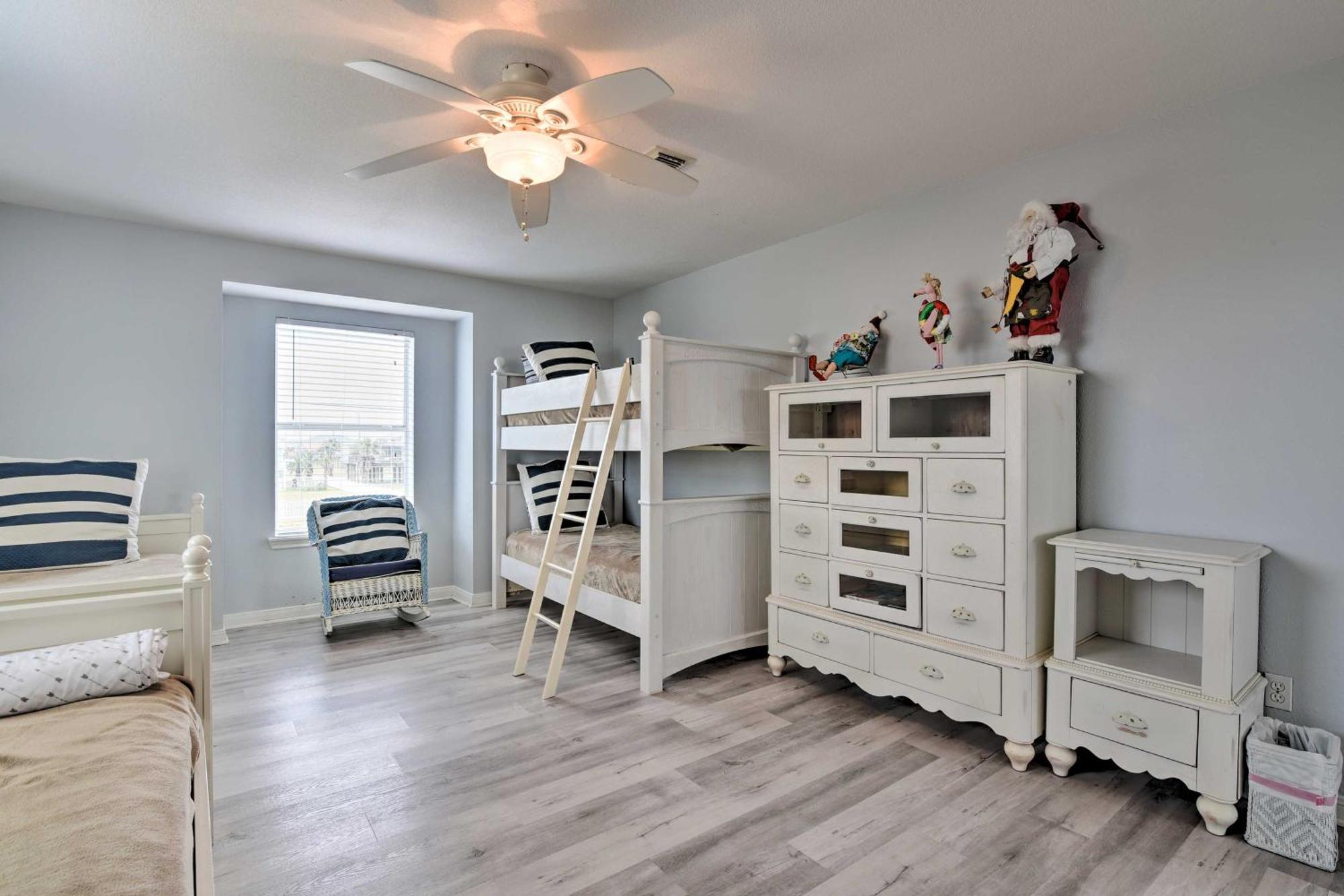 Oceanfront Galveston Home - Walk To Beach! 외부 사진