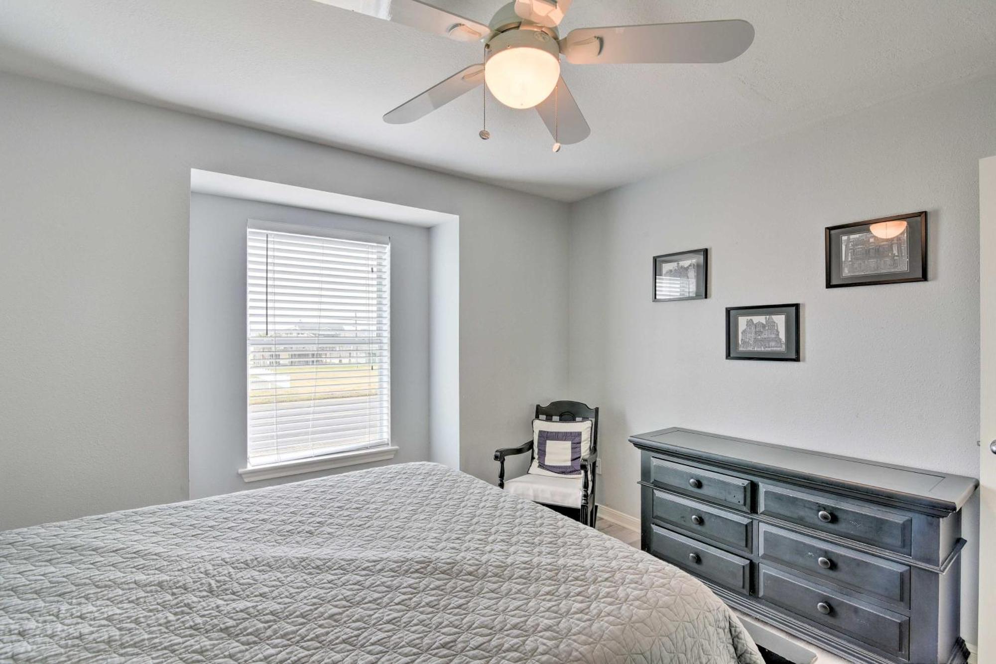 Oceanfront Galveston Home - Walk To Beach! 외부 사진