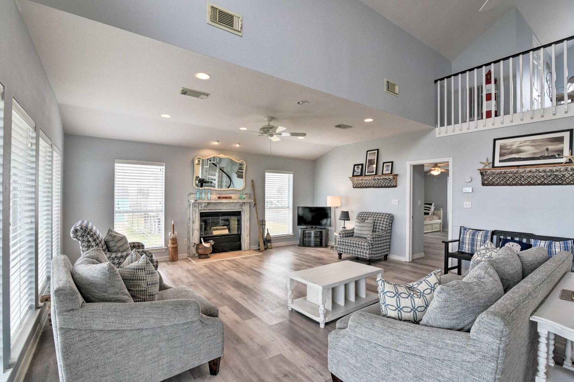 Oceanfront Galveston Home - Walk To Beach! 외부 사진