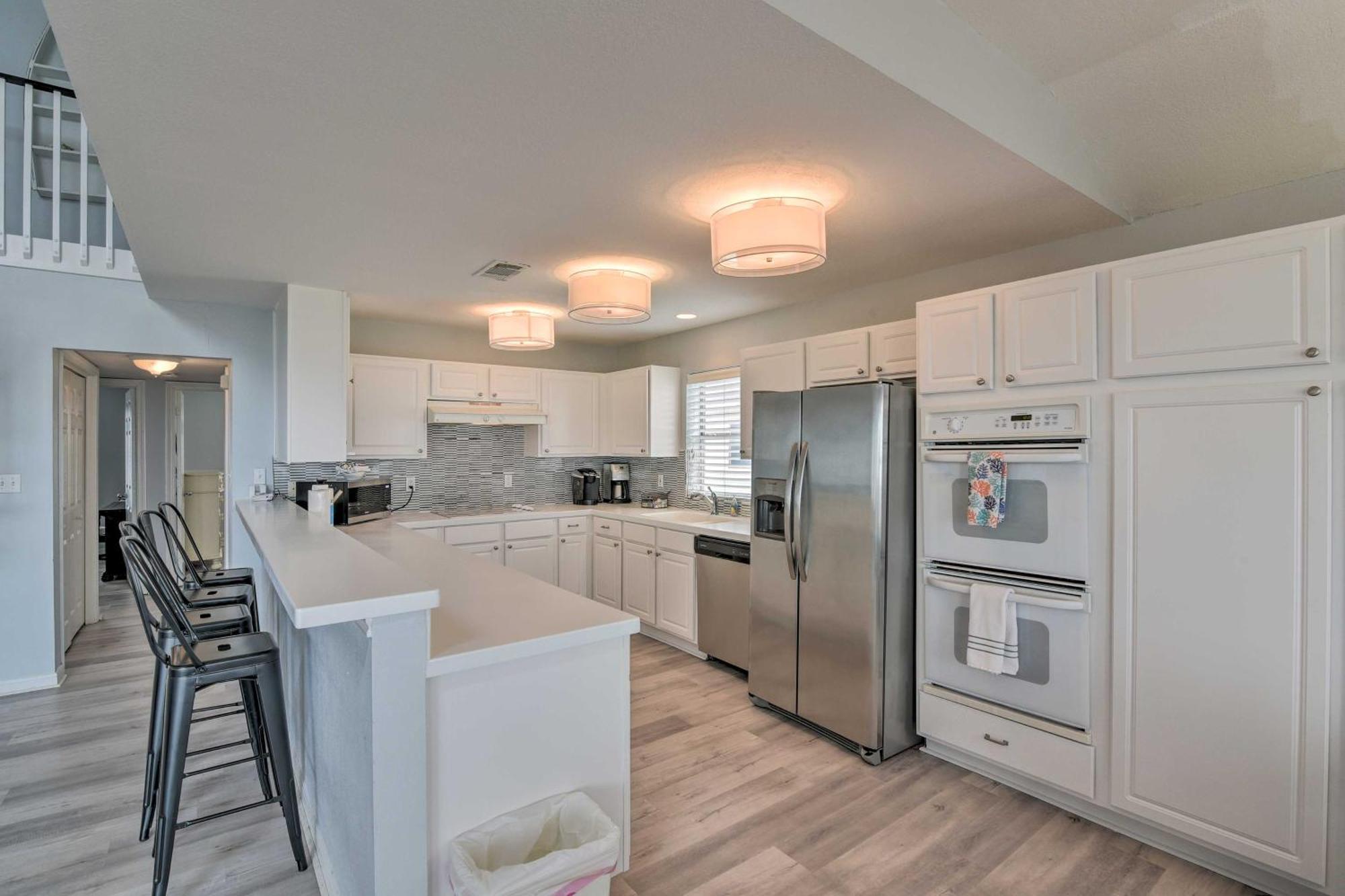 Oceanfront Galveston Home - Walk To Beach! 외부 사진
