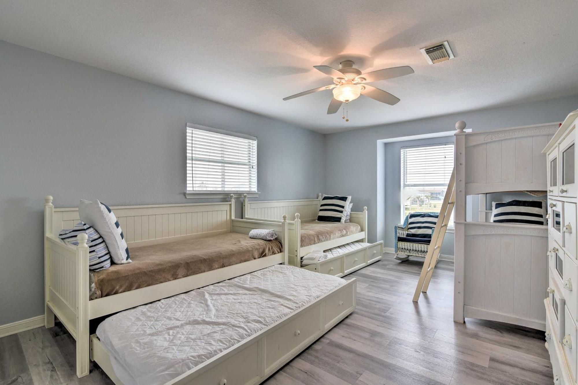 Oceanfront Galveston Home - Walk To Beach! 외부 사진