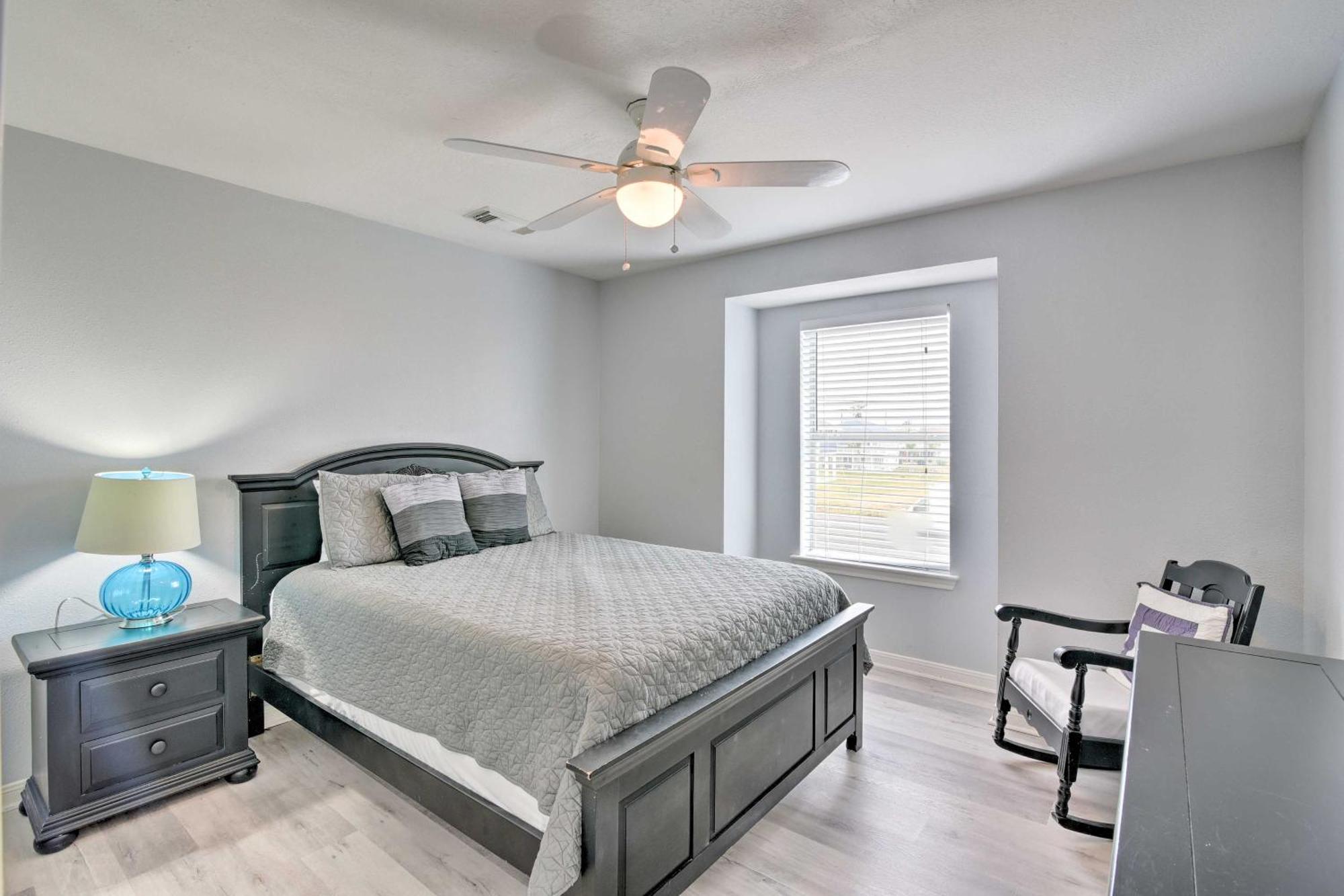 Oceanfront Galveston Home - Walk To Beach! 외부 사진
