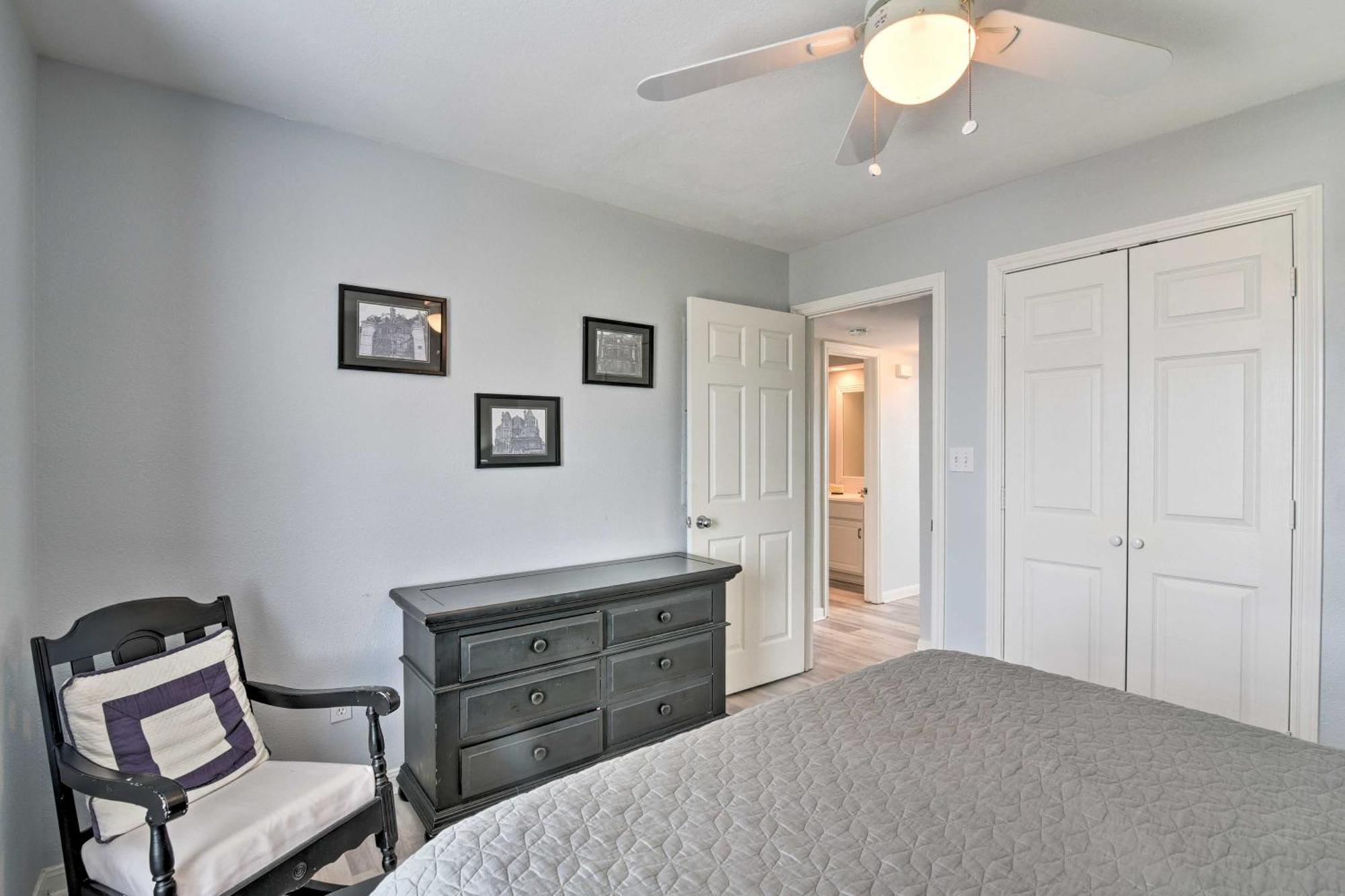 Oceanfront Galveston Home - Walk To Beach! 외부 사진