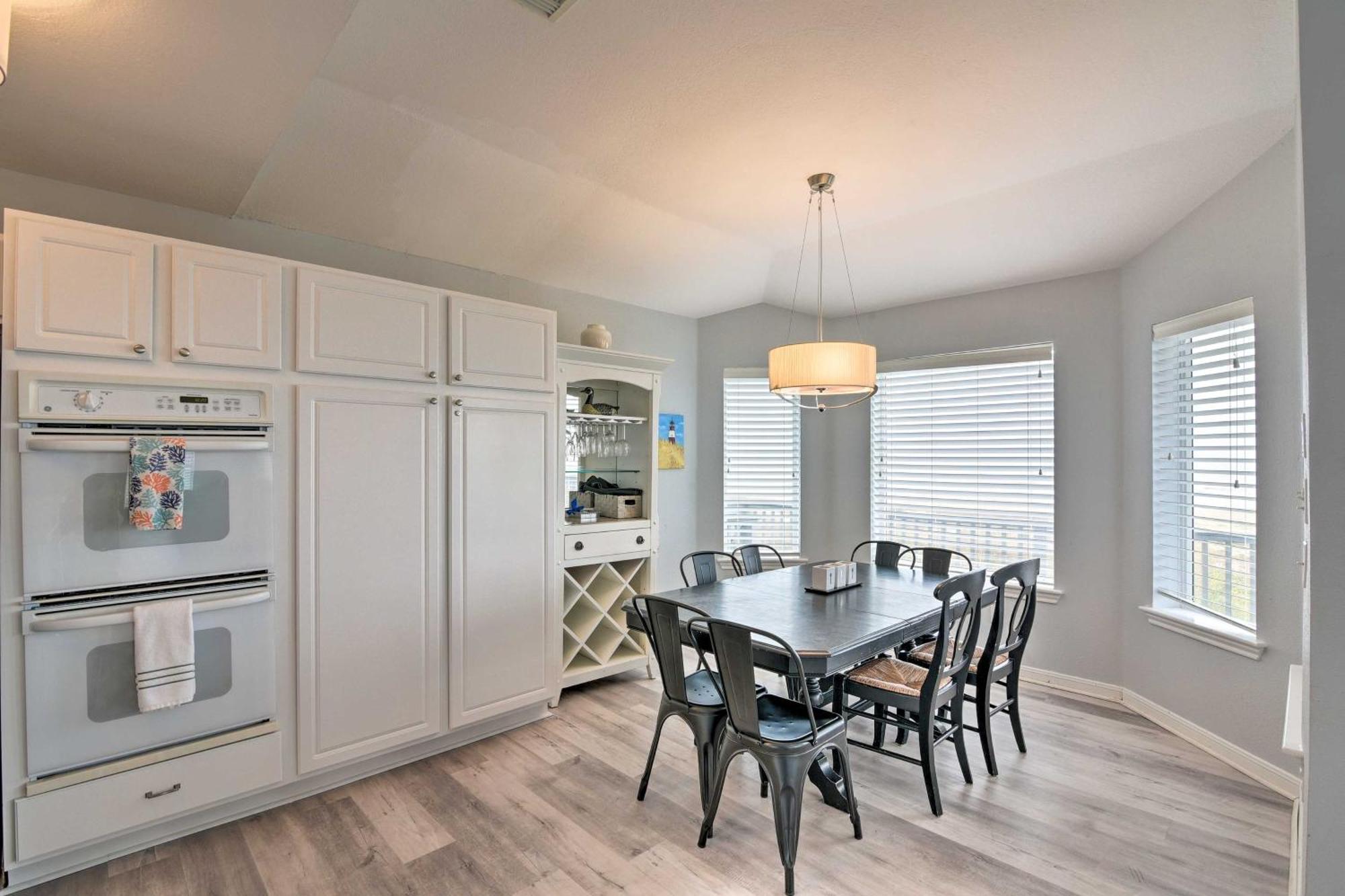 Oceanfront Galveston Home - Walk To Beach! 외부 사진