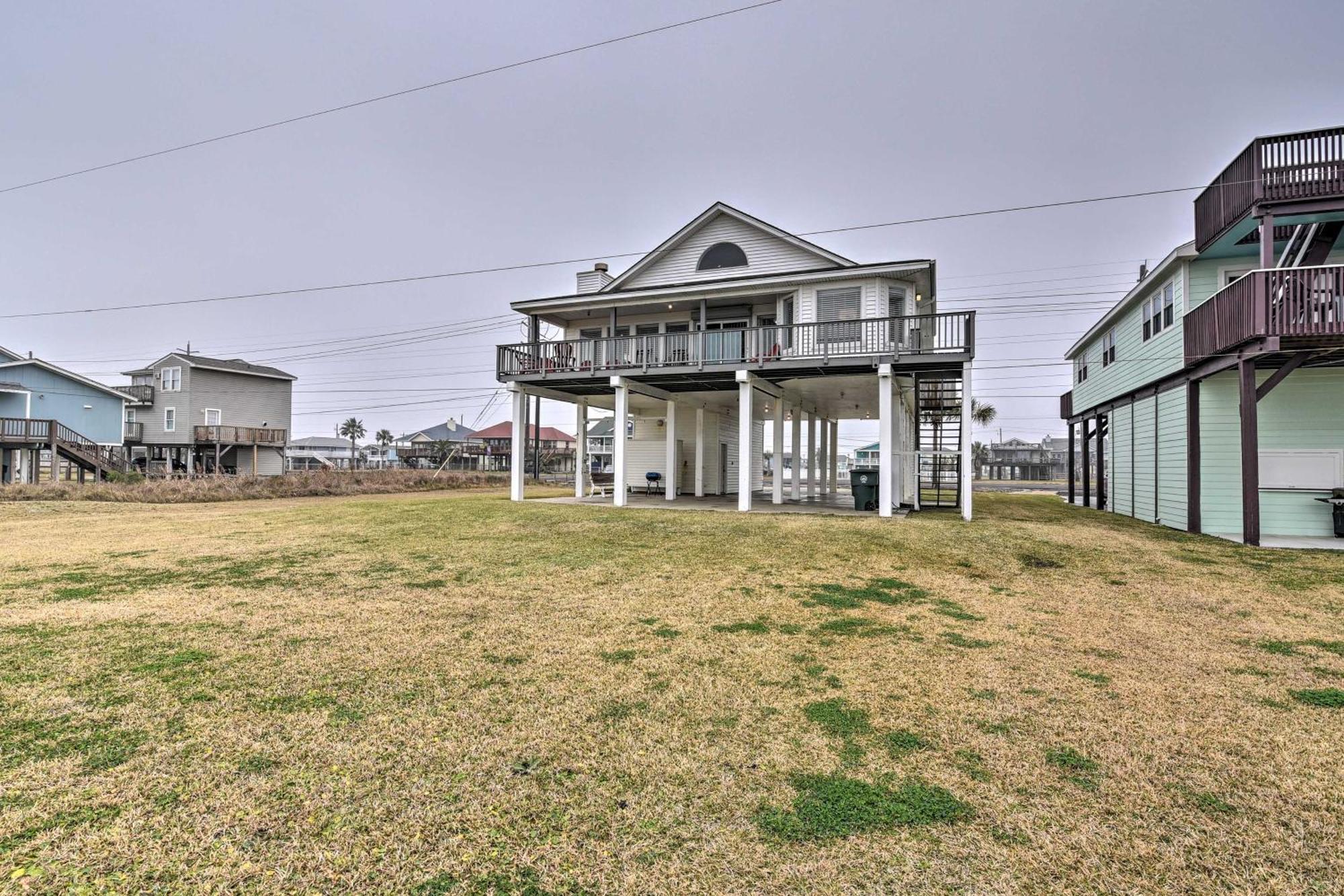 Oceanfront Galveston Home - Walk To Beach! 외부 사진