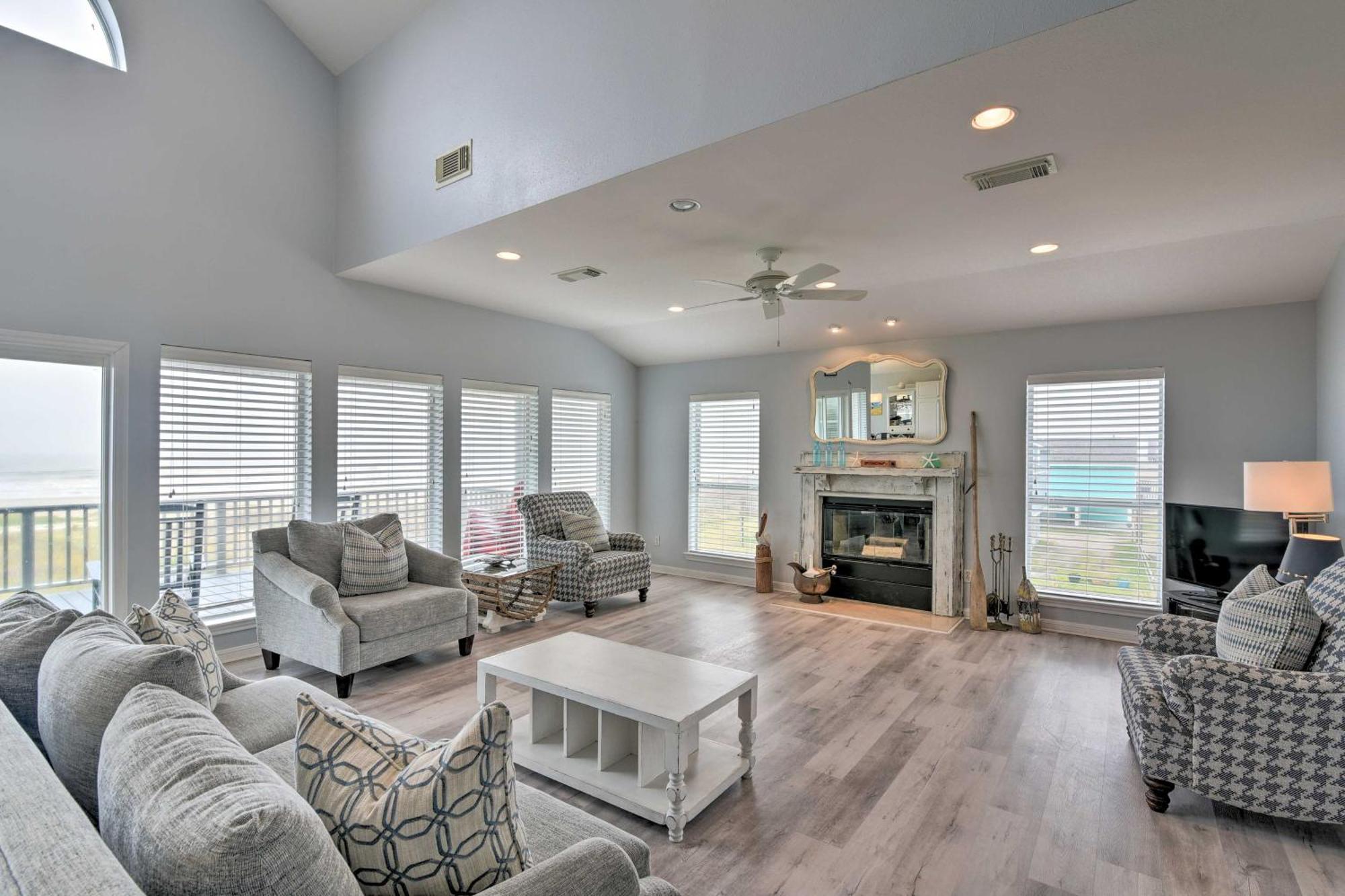Oceanfront Galveston Home - Walk To Beach! 외부 사진